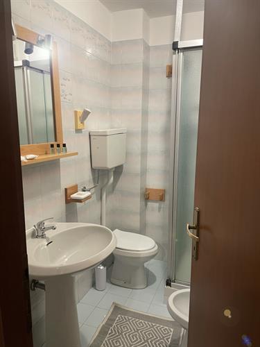 Bagno con doccia in appartamento
