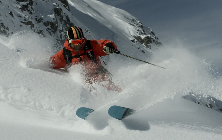 Sciatore freeride in neve fresca