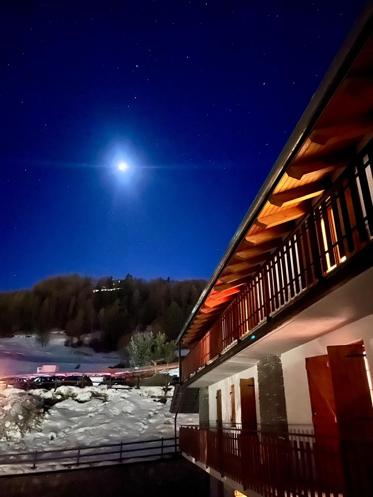 Ciaspolata notturna nei boschi innevati