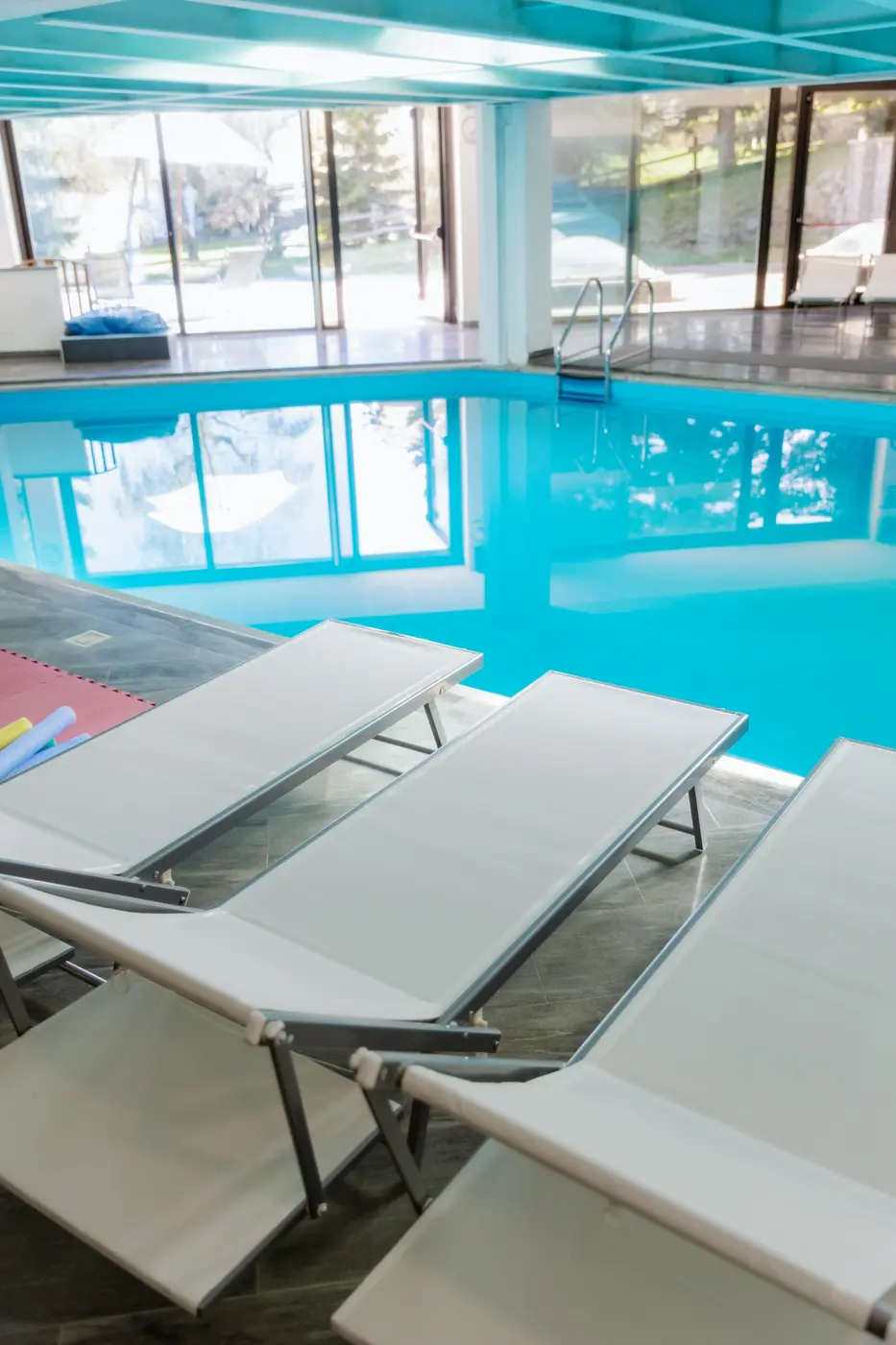 Piscina e lettini dell'area wellness