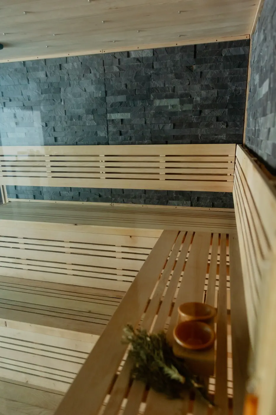 Interno in legno e pietra della sauna finlandese